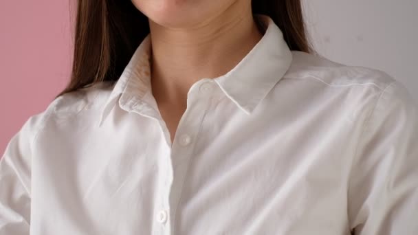 Косметическое пятно на воротнике женской рубашки. — стоковое видео