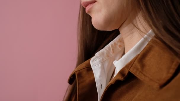 Kosmetisk fläck på kragen på en flicka skjorta. — Stockvideo