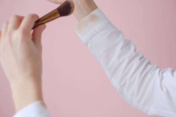 Schmutzige Kosmetische Flecken Auf Dem Ärmel Des Hemdes Weibliche Hand — Stockfoto