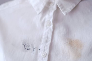 Beyaz gömlekteki kozmetik lekeyi kapat. Yüksek kalite fotoğraf