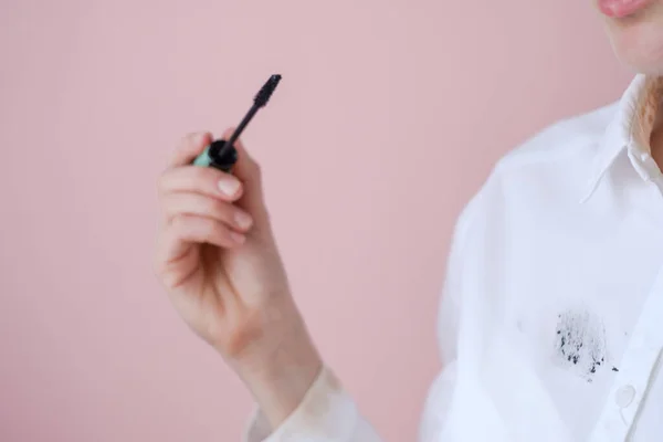 Kosmetikfleck Auf Weißem Hemd Der Weiblichen Hand Wimperntusche Isoliert Auf — Stockfoto