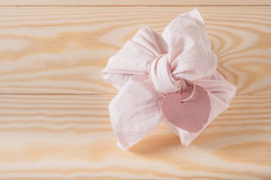 Eko-kağıt kalp etiketli çevre dostu pembe bir hediye. Sıfır Batı konsepti. Üst Manzara. Yüksek kalite fotoğraf