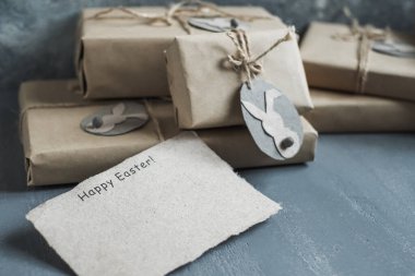  Paskalya tebrik kartı ve tavşan şeklinde etiketli hediye kutuları. Paskalya sıfır atık, DIY konsepti. Yüksek kalite fotoğraf
