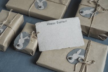  Paskalya tebrik kartı ve tavşan şeklinde etiketli hediye kutuları. Paskalya sıfır atık, DIY konsepti. Yüksek kalite fotoğraf
