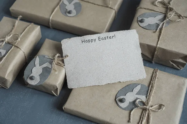  Paskalya tebrik kartı ve tavşan şeklinde etiketli hediye kutuları. Paskalya sıfır atık, DIY konsepti. Yüksek kalite fotoğraf