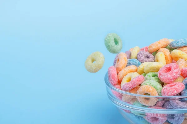 Loops Grão Frutas Coloridas Bowl Fundo Azul — Fotografia de Stock