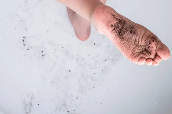 Het Kind Voedt Een Vuile Voet Grond Badkamer Een Witte — Stockfoto