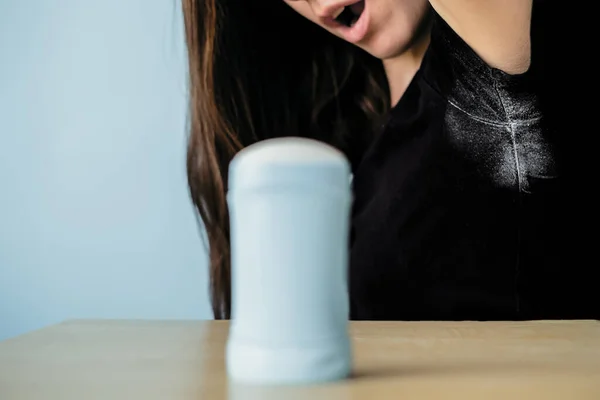 Siyah giysilerdeki deodorant lekeleriyle şaşırtıcı bir kız. Yüksek kalite fotoğraf