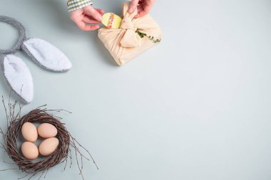 Paskalya hediyesini çarşaf bezine sarmış elleri. 