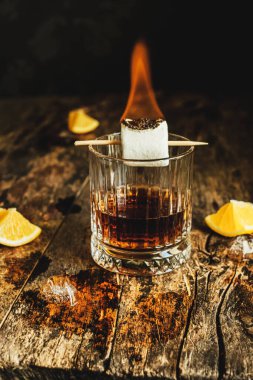 Ahşap arka planda bir bardak viski ve şekerleme. Yüksek kalite fotoğraf