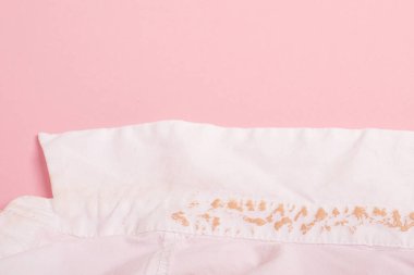 Günlük yaşam aktivitelerinden kalma yaka gömleğindeki kozmetik leke. Temizlik ve çamaşır konsepti için toprak lekeleri. Yüksek kalite fotoğraf