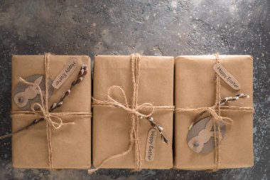 Söğüt ağacı dallarıyla süslenmiş, Kraft ambalajlı hediye. Tatil için sıfır atık ve çevre dostu kavramı. Üst Görünüm Düz Kopya Alanı. Yüksek kalite fotoğraf