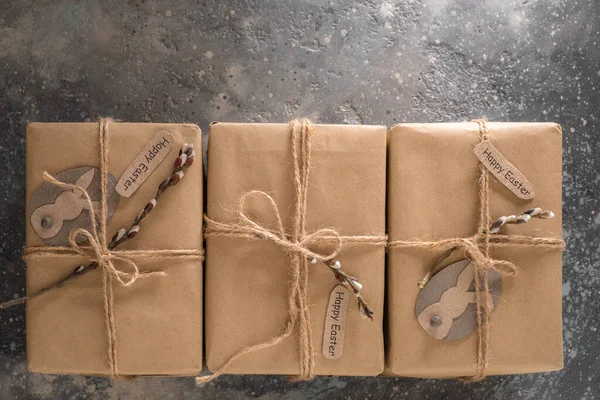 Söğüt ağacı dallarıyla süslenmiş, Kraft ambalajlı hediye. Tatil için sıfır atık ve çevre dostu kavramı. Üst Görünüm Düz Kopya Alanı. Yüksek kalite fotoğraf