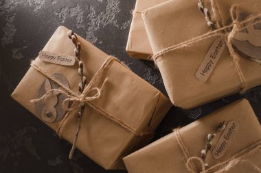 Söğüt dallarıyla süslenmiş Paskalya hediyesi. Çevre dostu kavramı. Üst Görünüm Düz Kopya Alanı. Yüksek kalite fotoğraf