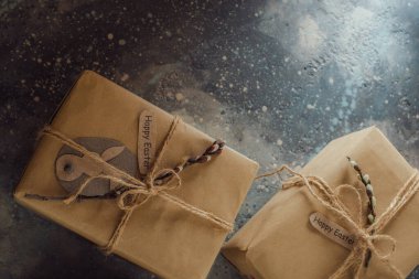 Söğüt dallarıyla süslenmiş hediye kutuları. - Evet. Yüksek kalite fotoğraf