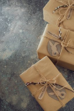 Söğüt dallarıyla süslenmiş hediye kutuları. - Evet. Yüksek kalite fotoğraf