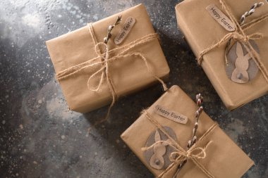 Söğüt dallarıyla süslenmiş hediye kutuları. - Evet. Yüksek kalite fotoğraf