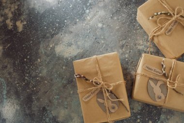 Söğüt dallarıyla süslenmiş hediye kutuları. - Evet. Yüksek kalite fotoğraf