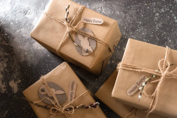 Söğüt dallarıyla süslenmiş Paskalya hediyesi. Çevre dostu kavramı. Üst Görünüm Düz Kopya Alanı. Yüksek kalite fotoğraf