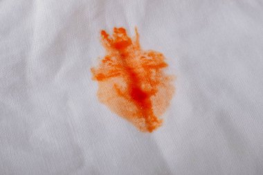 Elbiselerde ketçap lekesi ve temiz konsept. - Evet. Yüksek kalite fotoğraf