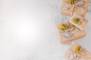 Paskalya 'lı tebrik kartı ve tavşan şeklinde etiketli hediye kutuları. sıfır ziyan hediyesi. Yüksek kalite fotoğraf