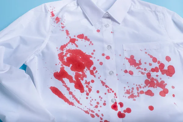 Beyaz kıyafetlere kan sıçramış. Konsept leke çıkarma. Yüksek kalite fotoğraf