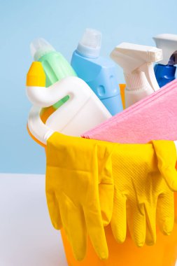 Temizlik malzemeleri mavi arka planda izole edilmiş. Temizlik aksesuarları. İzole et. Üst Manzara. Kapatın. Yüksek kalite fotoğraf