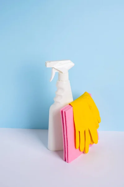 White Plastic Spray Bottle Yellow Rubber Protective Glove Rag Blue — Stock Photo, Image