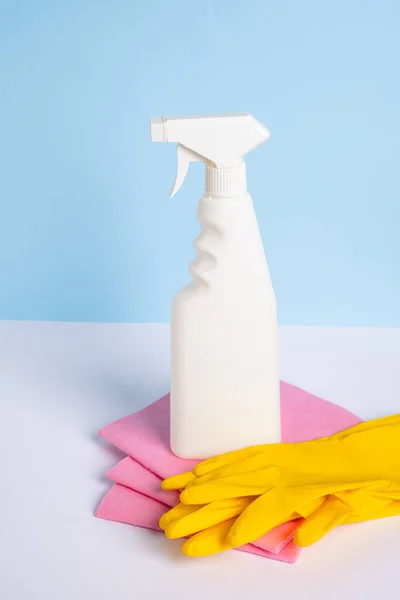 Frasco Spray Plástico Blanco Guante Protector Goma Amarilla Sobre Trapo — Foto de Stock