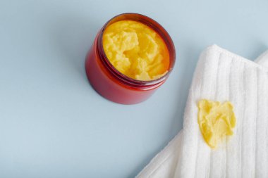 Limonlu deniz tuzu. Beyaz havludaki leke. Üst manzara.