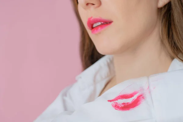 Krásný mladý model s růžovou rtěnkou potřísněnou na rukávu bílé košile — Stock fotografie