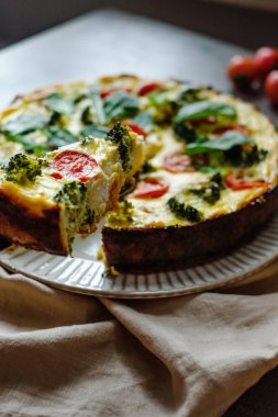 Kek turtasının kapağını kapatın. Geleneksel ev yapımı Fransız yemeği hazırlığı. Koyu ahşap masa arkasında. Yüksek kalite fotoğraf