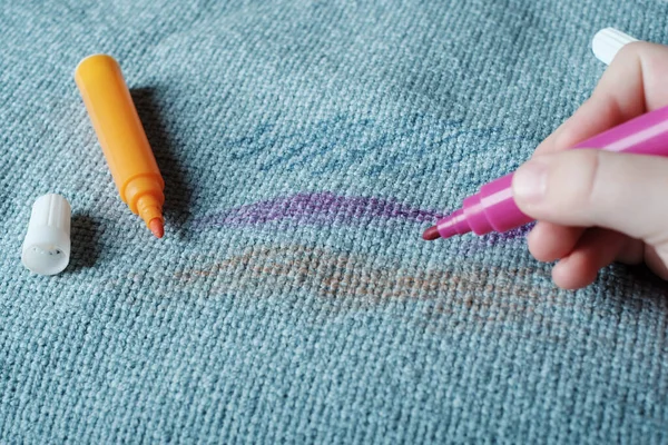 Children Hand Draws Pink Felt Tip Pen Fabric Sofa Daily — Stock Photo, Image