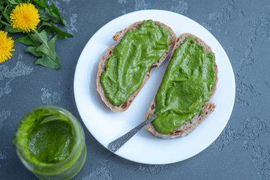 Çavdar ekmeğine pesto soslu sandviç. Sağlıklı gıda konsepti. Üst Manzara. Yüksek kalite fotoğraf