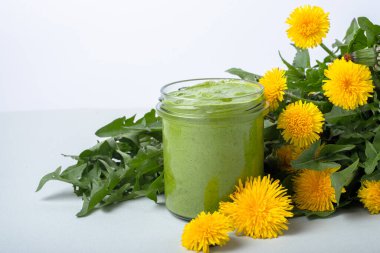 Beyaz arka planda ev yapımı pesto soslu kavanoz. Sağlıklı beslenme. Uzayı kopyala. Yüksek kalite fotoğraf
