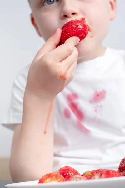 Junge Der Auf Dem Sofa Sitzt Erdbeere Isst Und Saft — Stockfoto