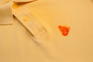  Sarı elbiselerdeki kirli leke. Temiz kavram. Yüksek kalite fotoğraf