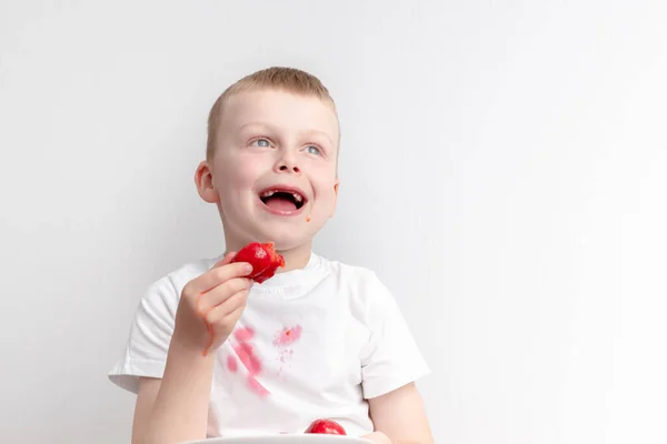 Zahnloser Junge Isst Erdbeere Und Verschüttet Saft Auf Shirt Vereinzelt — Stockfoto