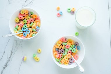 Tam dengeli kahvaltı, tam tahıllı, lezzetli meyveli tat. Yüksek kalite fotoğraf