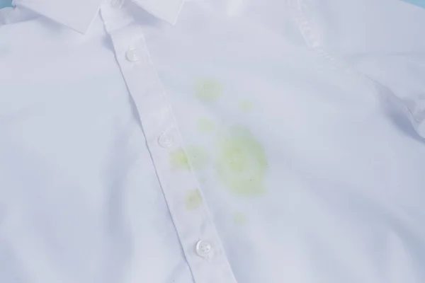 Lekeli beyaz tişörtü kapat. Temizlik konsepti. Yüksek kalite fotoğraf