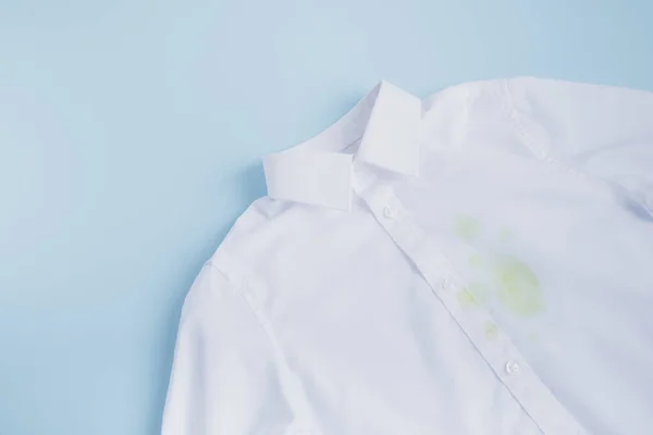 Kapky Koktejlu Vysypaly Bílou Košili Čistící Koncept Izolované Modrém Pozadí — Stock fotografie