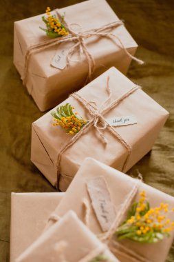 Sarı çiçeklerle süslenmiş hediye kutuları. Bir teşekkür hediyesi. Konsepti takdir ediyorum. Beyaz arka planda izole edilmiş, üst görünümde. Yüksek kalite fotoğraf