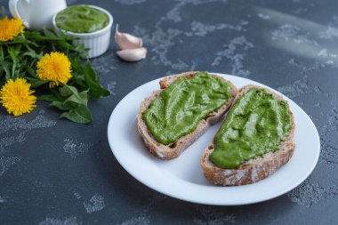 Çavdar ekmeğine pesto soslu sandviç. Karahindiba sosu ve sandviç. Lezzetli aperatifler, mezeler, tapalar. Yüksek kalite fotoğraf