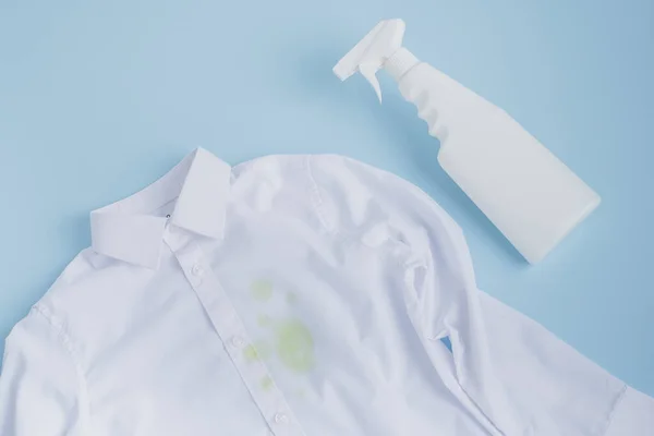 Спрей Відбілювач Пластикових Пляшок Білого Одягу Концепція Очищення Ізольовані Синьому — стокове фото
