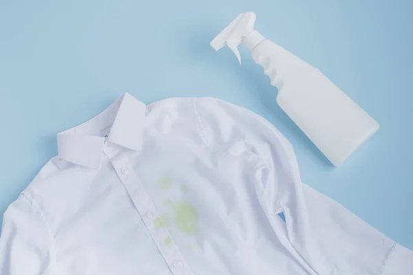 Beyaz elbiseler için çamaşır suyu, plastik şişe suyu spreyleyin. Temizlik konsepti. Mavi arka planda izole edilmiş. Üst Manzara. Yüksek kalite fotoğraf