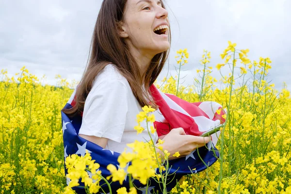Schöne Mädchen Lächelt Breit Mit Der Amerikanischen Flagge Und Hält — Stockfoto