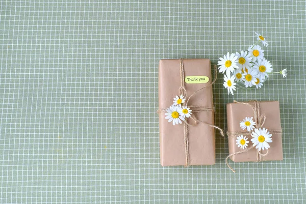 Geschenkkarton Mit Braunem Bastelpapier Umwickelt Und Mit Natürlichen Kamillenblüten Mit — Stockfoto