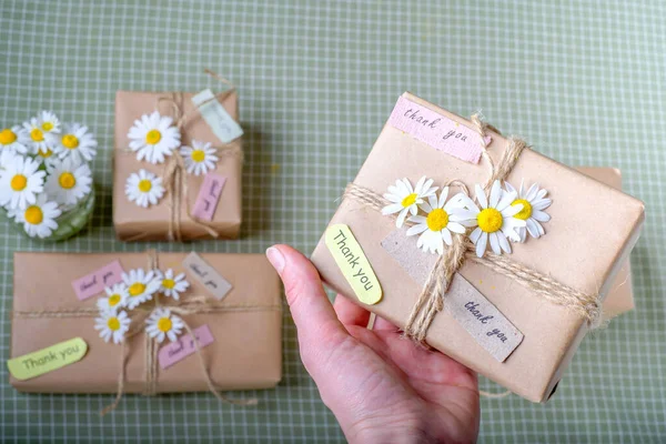 Danke Oder Dank Grußkarte Mit Frühlingsblumen Dekoriert Als Geschenk Internationaler — Stockfoto