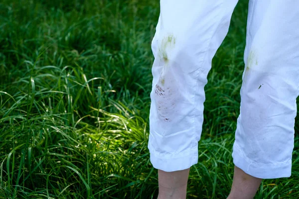 Schmutzige Grasflecken Auf Freizeitkleidung Schmutzfleck Alltag Für Sauberes Und Sauberes — Stockfoto