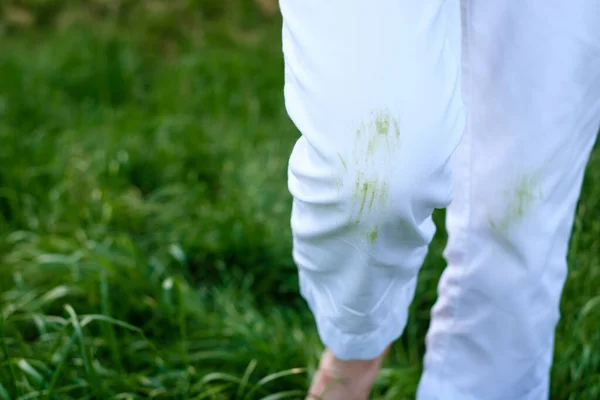 Barfüßige Frau Läuft Weißen Hosen Über Das Gras Schmutzfleck Alltag — Stockfoto
